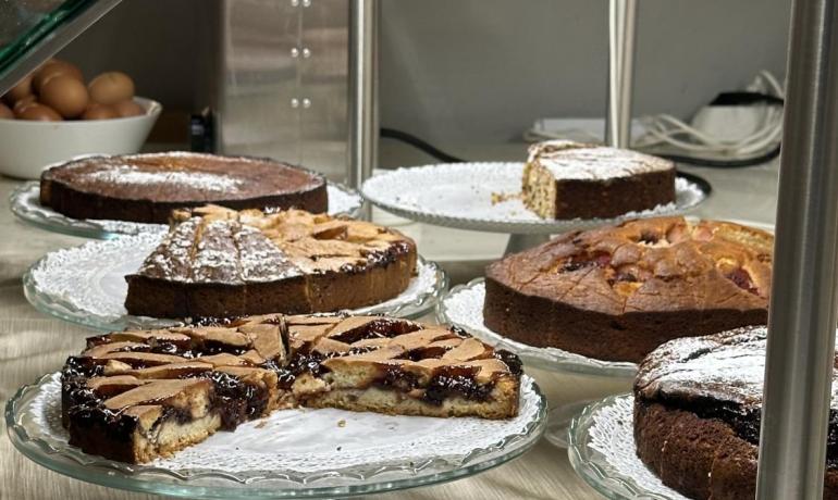 Dolci deliziosi su alzate di vetro, pronti per essere gustati.